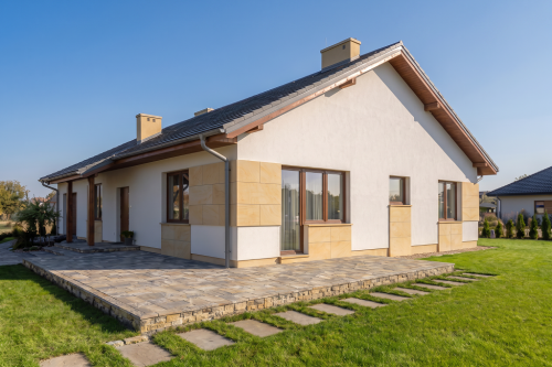 Projekt domu Nawojowa DM-5518, parterowy z garażem jednostanowiskowym, niepodpiwniczony - wizualizacja elewacji prawej